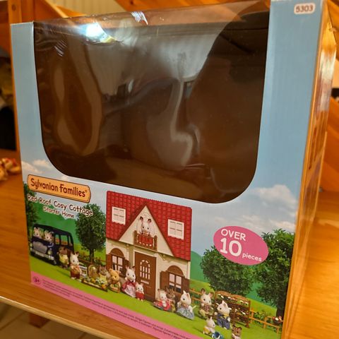 Sylvanian Families Red Roof Cosy Cottage med + ekstra figurer og møbler