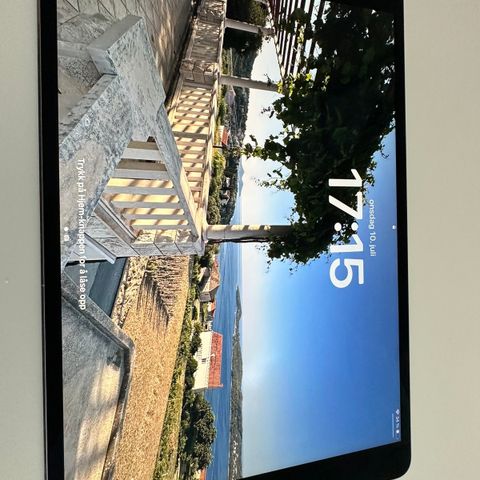 iPad pro 10.5" 256gb med Apple Pencil, tastatur og oppbevaringsmappe.