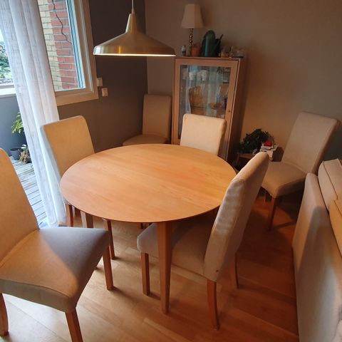 Rundt spisebord m/ileggsplate (45 cm) og 6 tilhørende stoler.