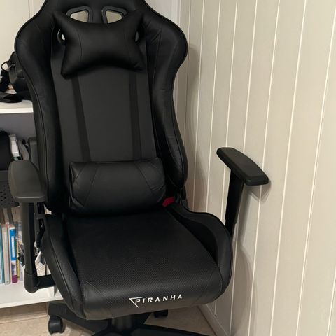 Gaming stol/ nesten helt ny