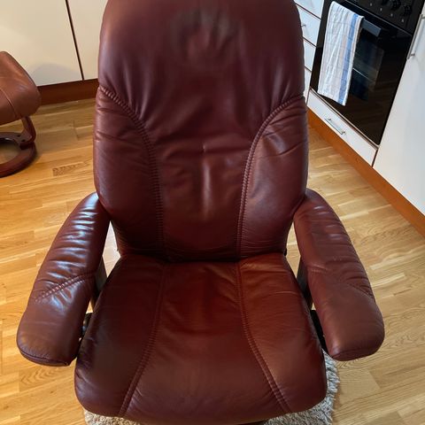 Ekornes stressless lenestol i mørk burgunder skinn.