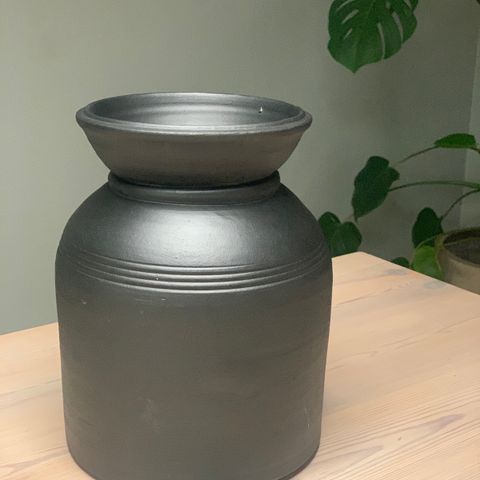 Stilig sort potte/vase