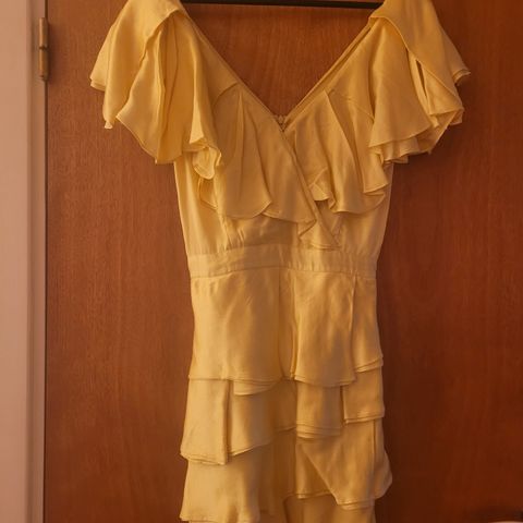 Gul kjole fra Pia Tjelta