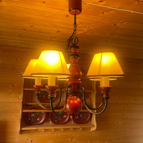 5 armet håndmalt taklampe i tre med lampetter
