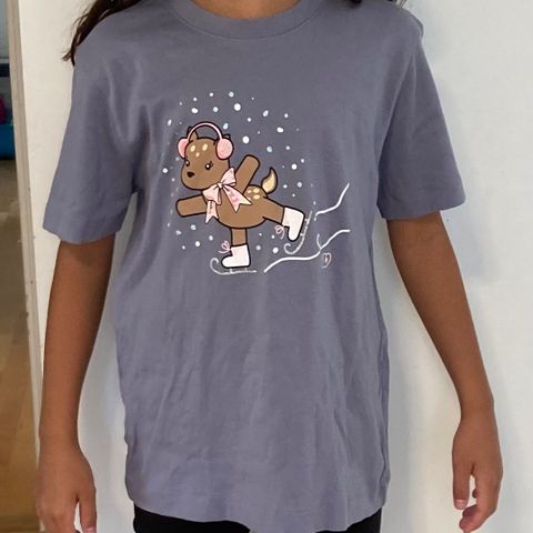 Blålilla t-skjorte med søtt reinsdyr