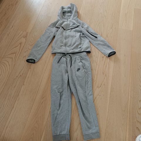 Nike tech tracksuit til barn