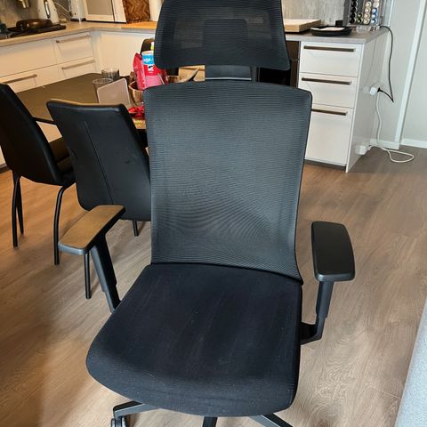 iigllo Cartan Ergonomisk kontorstol fra Komplett