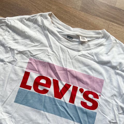 LEVI’S cropped tee