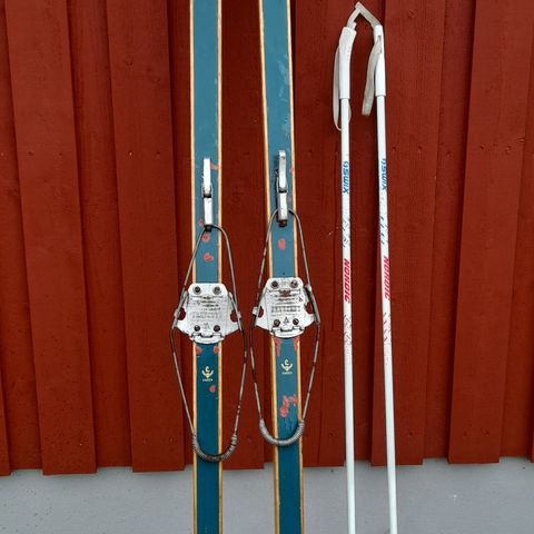 Div brukte gamle ski med bindinger og staveer.