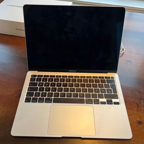 MacBook Air (2020) 512GB! + ESKE OG LADER - STRØKEN OG BILLIG!