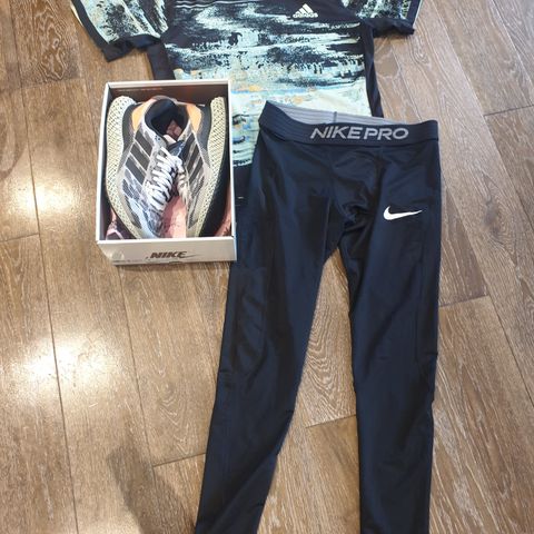 Nike joggedress str.S med matchende Adidas sko str.42