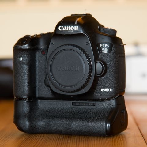 Canon 5D MKIII + Canon Battery Grip + 2 Battery + 128gb Lexar Pro Compact Flash