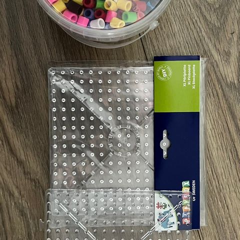 Store perler med to brett selges