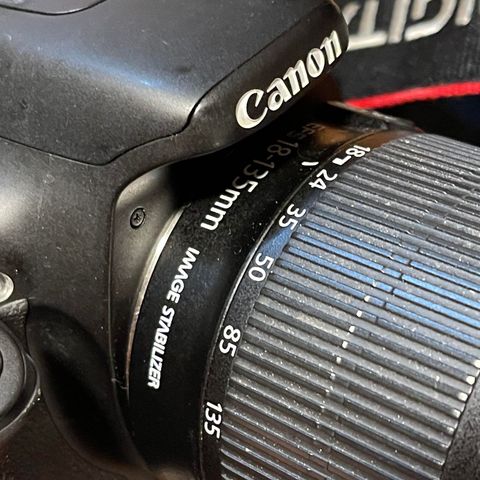 Canon EOS 600D m/EF 55-135mm IS Linse, minnekort og Lowepro sekk selges