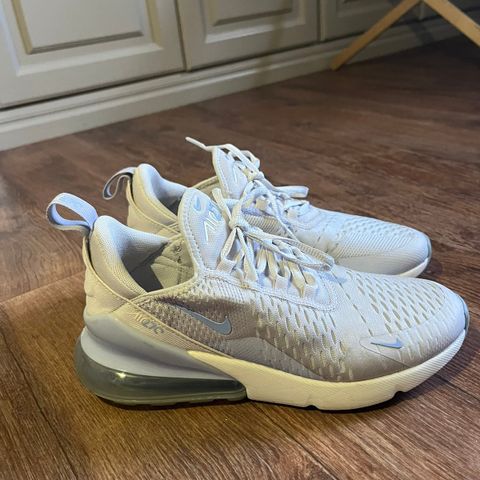 Nike Air Max 270. Hvit og blå