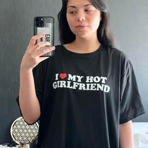 Helt Ny ‘I Love ❤️ My Hot Girlfriend’ T-skjorte, unisex (L/XL)