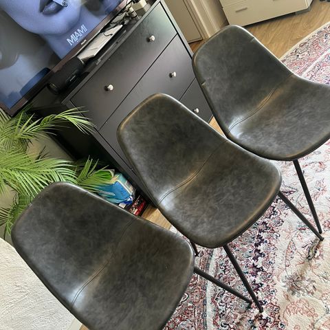 Komfortabel stoler, tre for 300 kr