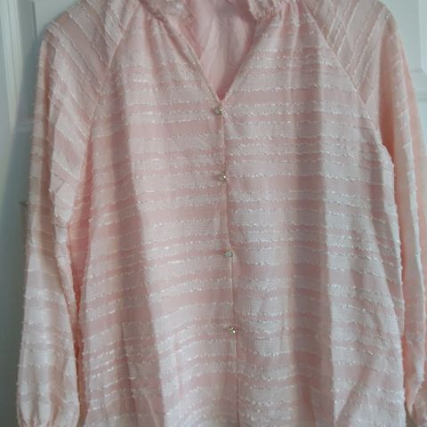 Ny bluse str. M, rosa /aprikosfarget. Kun pynteknapper foran.