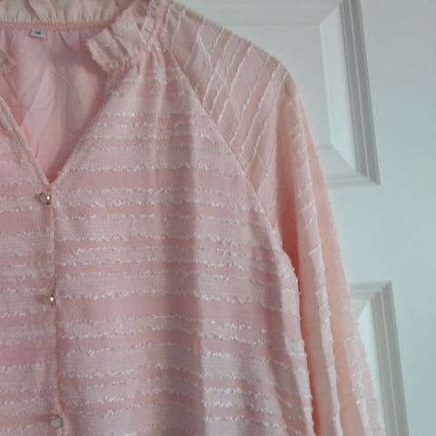 Ny bluse str. M, rosa /aprikosfarget. Kun pynteknapper foran.