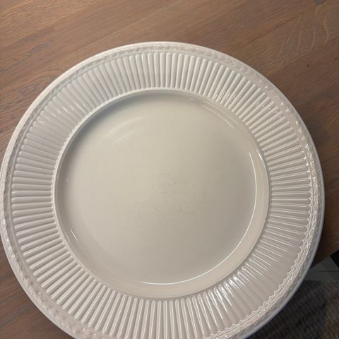 Wedgewood Edme middagstallerkener 26 cm ønskes kjøpt