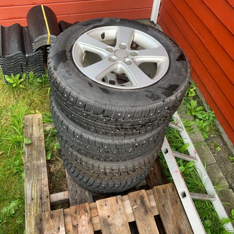 4 stk 195/65R15 Piggdekk på VW felg, produsert 27/19 selges.