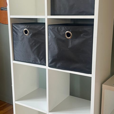 Hylle fra Ikea med tre bokser