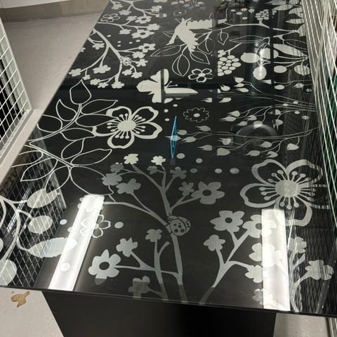 2 stk IKEA skrivebord  med herdet glassplate