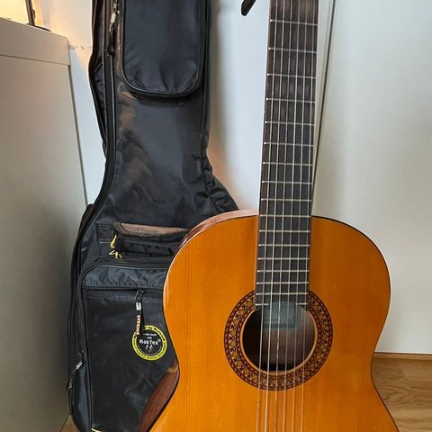 Aukustisk Gitar Yamaha med stativ, opplæringshefte og bag
