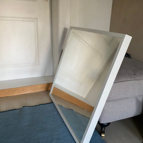 Speil med hvit ramme