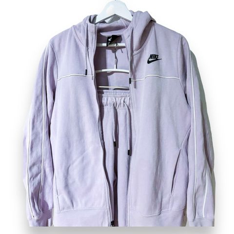 Nike sett med jakke og bukse i lys lilla str XS