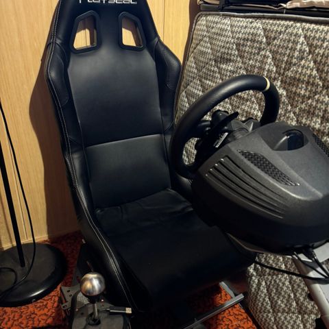 Playseat med ratt, pedal og gir.