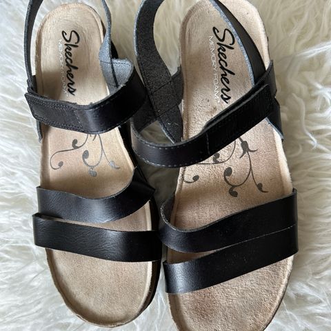 Skechers sandal svart str 38 med myk Memory foam såle. Lite brukt