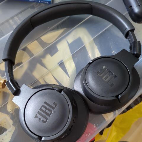 JBL headsett selges