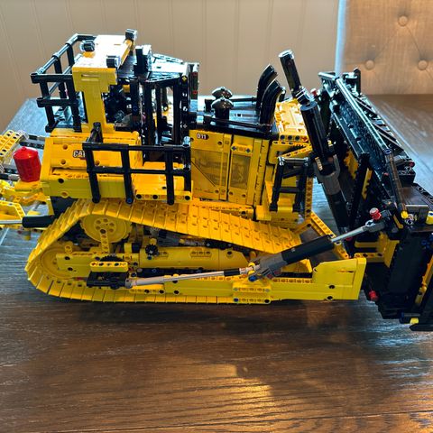 (Reservert) Lego Technic 42131 - Cat D11 Bulldozer