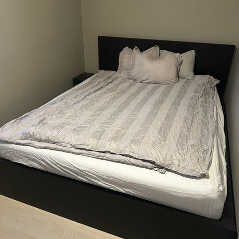 Malm seng fra IKEA - 2 skuffer inkludert