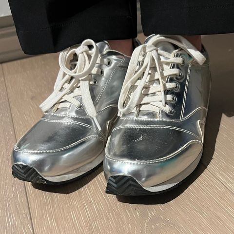 Sølvfarget sko fra Bianco str 39 selges for 119,-