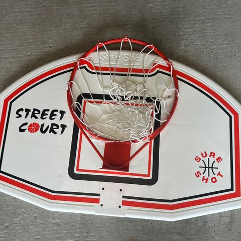 Basketkurv til vegg