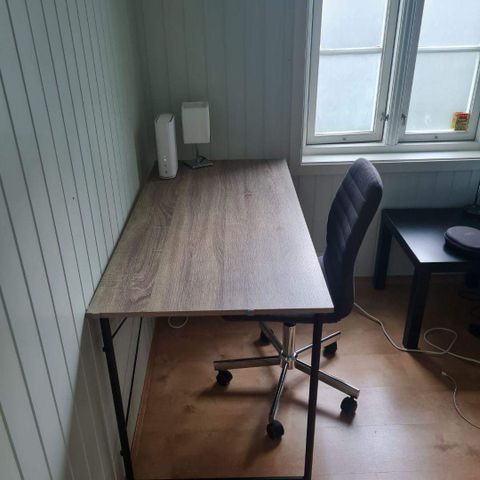 Skrivebord og stol