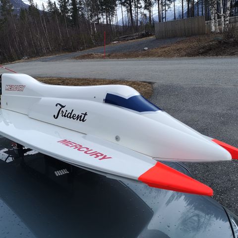 Trident F-1 racer båt.