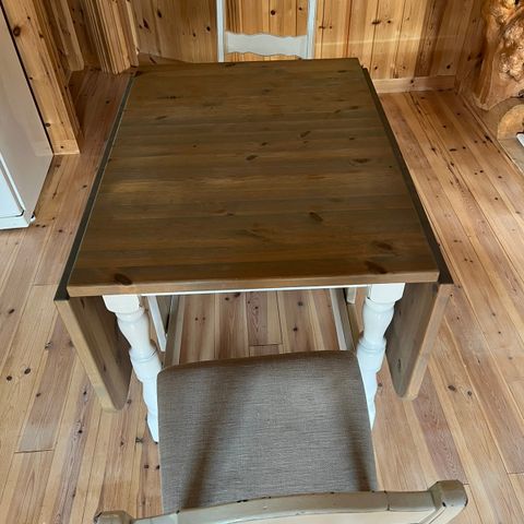 Klaffebord med 2 stoler. Aldringsmalt. (Reservert)