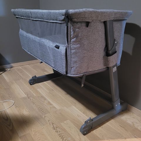 Tova bedside crib