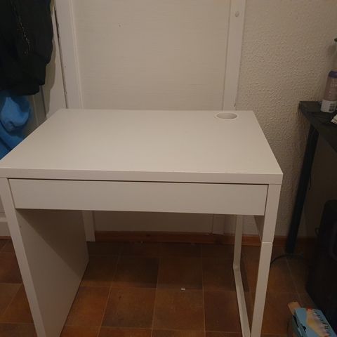 Ikea skrivebord selges