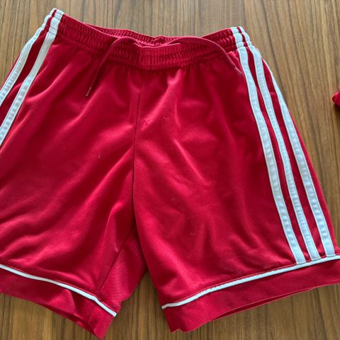 Adidas shorts str 140 (9-10år) selges - Kr 50