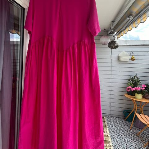 Rosa kjole fra COS i str L