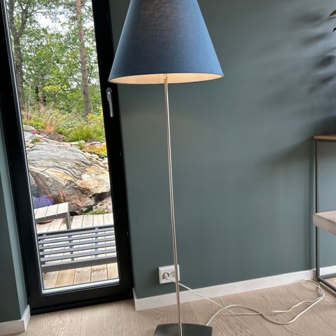 Stålampe med skjerm