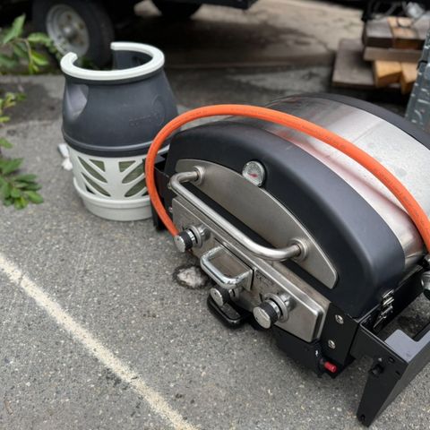 Gas grill with stand and gas, all together only 1000.-