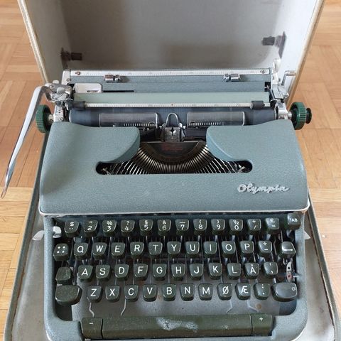 Gammel Olympia De Luxe skrivemaskin