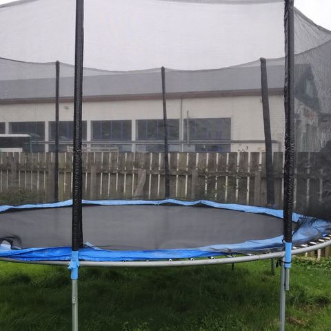 Trampoline gis bort