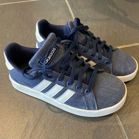 Nesten ubrukte Adidas sneakers str 33