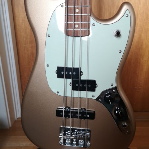 Fender Mustang Bass Short Scale (Firemist Gold)